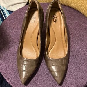 Elegant Brown Crocodile Pattern Heels